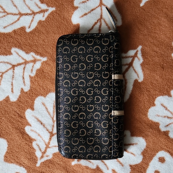 Guess Wallet - Picture 2 of 3